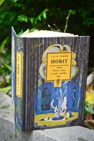 Koupím knihu Hobit, Tolkien- plátěná, kožená vazba 10000Kč