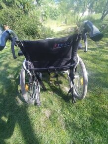 Invalidní vozík s brzdami