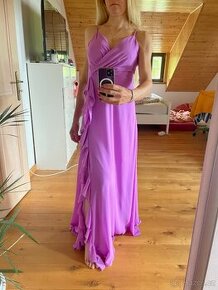 Krásné fialové šaty na svatbu
