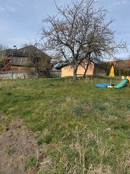 Zahrada 1000 m2 v mírném svahu 5 km od Pardubic