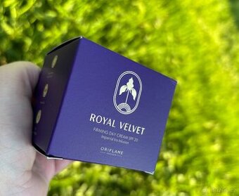 ZPEVŇUJÍCÍ DENNÍ KRÉM NA PLEŤ ROYAL VELVET ORIFLAME