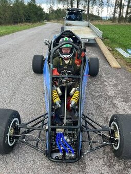 Kart jezdeny na zavodech do vrchu Maverick Rescue Cup