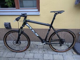 Lehké závodní horské kolo Fuji 26" celokarbon