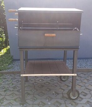 Zahradni gril na kytu, kure, gyros, rožnění el. motorkem