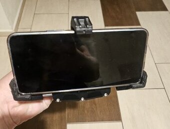 Držák na telefon na motorku