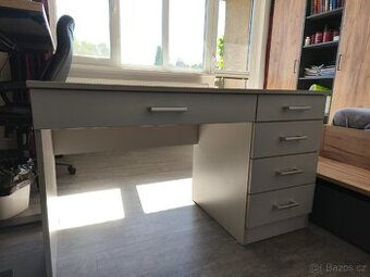 Zachovalý psací stůl, skříňka se šuplíky a nástěnka