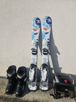 Dětské sjezdové lyže, lyžáky (Rossignol), helma (Dainese)