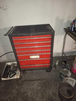 Servisní vozík s nářadím