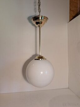 mosazný lustr, velká bílá koule 25 cm, až 3 ks