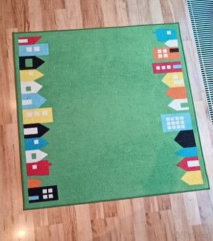 2 ks Dětské koberce IKEA – zelený, motiv domečků
