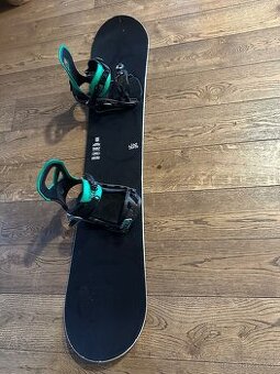 Snowboard s vázáním 145cm