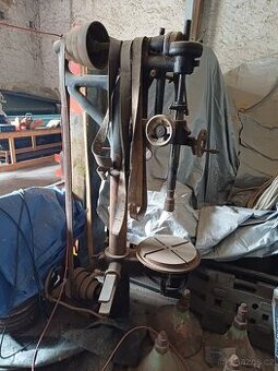 Stará stojanová vrtačka