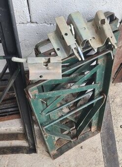 Zámky a kovové nohy k pivnim setum