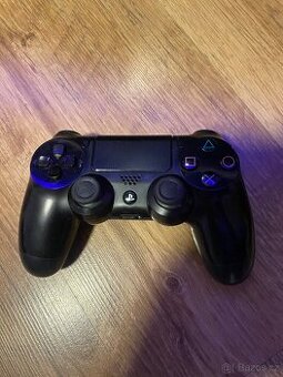 Prodám PlayStation 4 – bílá barva + ovladač + 2 hry