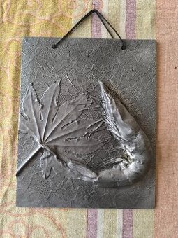 Kovová plastika Kreveta s listem