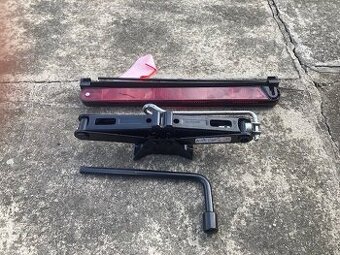 Zvedák na auto pro výměnu pneumatiky + výstražný trojúhelník