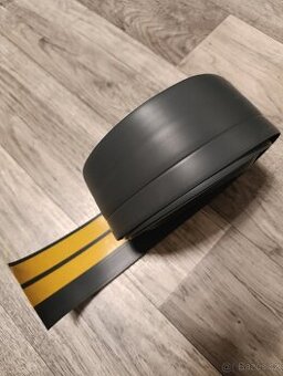 Podlahová samolepící lemovka/lišta