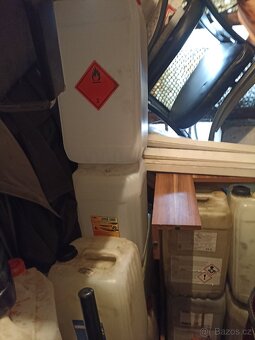 Prodám vyjetý olej 3x 25l barel volný, prázdné 25l barely