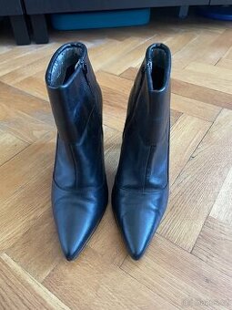 Kotníkové boty na podpatku Baťa