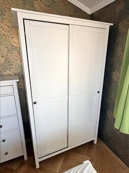 Šatní skříň IKEA Hemnes s posuvnými dveřmi - bíl. mořidlo