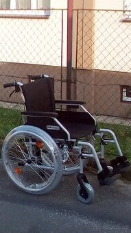 INVALIDNÍ VOZÍK-46CM-ODLEHČEN-BRZDY PRO DOPROVOD -