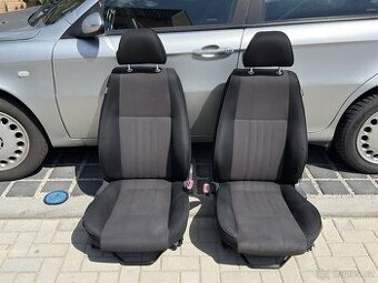 Přední sedadla Alfa Romeo 147