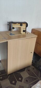Starší šicí stroj
