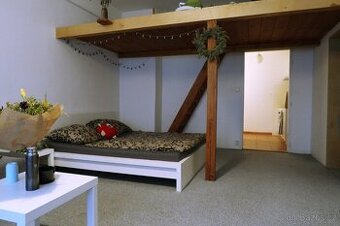 2+kk na Letné, Veverkova