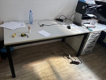 Kancelářský stůl a šuplíky