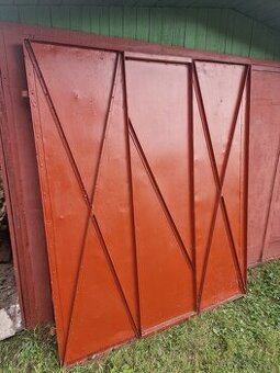 Plechová garážová vrata dvojkřídlá