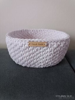 Ručně vyráběný bílý košík na prodej
