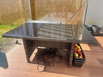 Zahradní stůl a dvě křesla