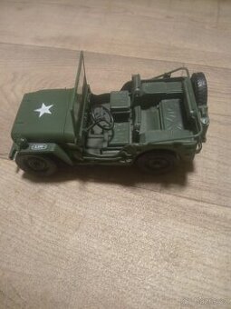 Kovový model amerického Jeepu Tactical