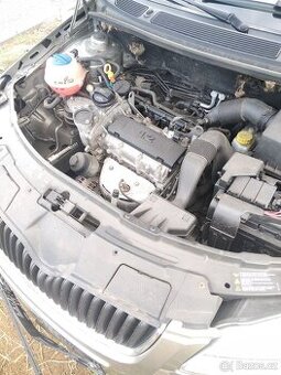 nd z škoda fabia 2 1.2htp 44kw vinová modrá bílá