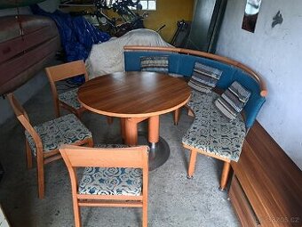 Jidelni stůl s rohovou lavicí