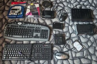 Klávesnice myš pojistka hodinybudíkrádio walkman atd