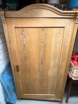 Starožitná jednodvéřová rustikální skříň s obloukem