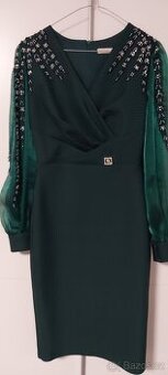 Zelené pouzdrové koktejlové šaty