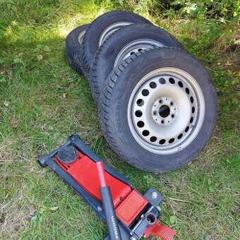 Mercedes B -  205/60/16