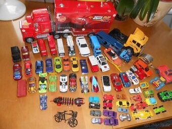 Různá autíčka 60kusů -kusy a stav foto - použité-cena celkem