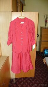 červené dvoudílné šaty