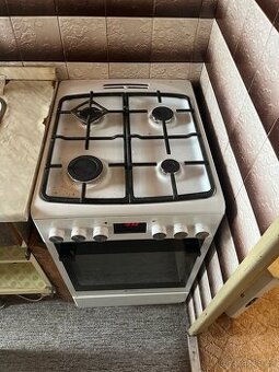 Plynový sporák s elektrickou troubou.