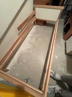 dětská dřevěná postel