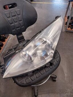 Peugeot 5008 , přední levý světlomet.