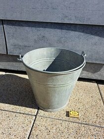 Zachovalý pozinkovaný kbelík 12 l, silný, odolný
