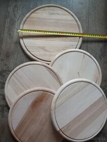 Dřevěné prkénka na servírování pečeného kolenao nebo krajeni