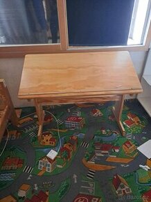 Dětský dřevěný stůl