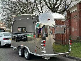 Potravinový přívěs food truck