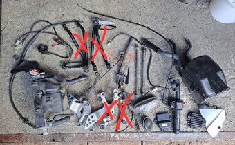 Díly Yamaha YZF-R125 chladič, airbox, stupačky a další
