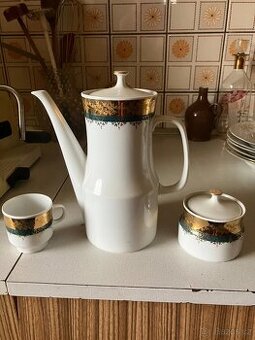 PORCELÁNOVÁ SADA - KOVIČKA, CUKŘENKA A 6 ŠÁLKŮ